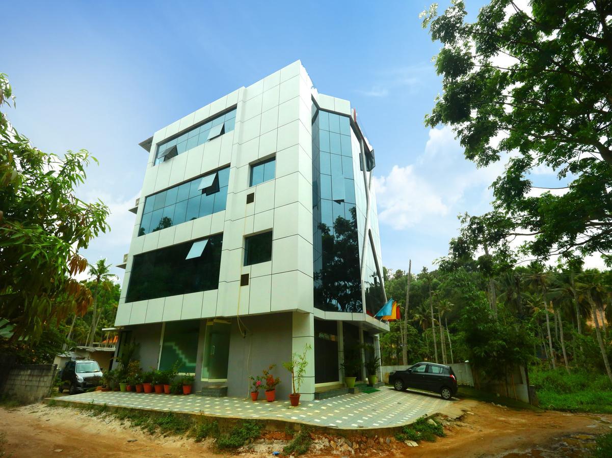 Готель Oyo 9557 Near Kims Hospital Thiruvananthapuram Екстер'єр фото